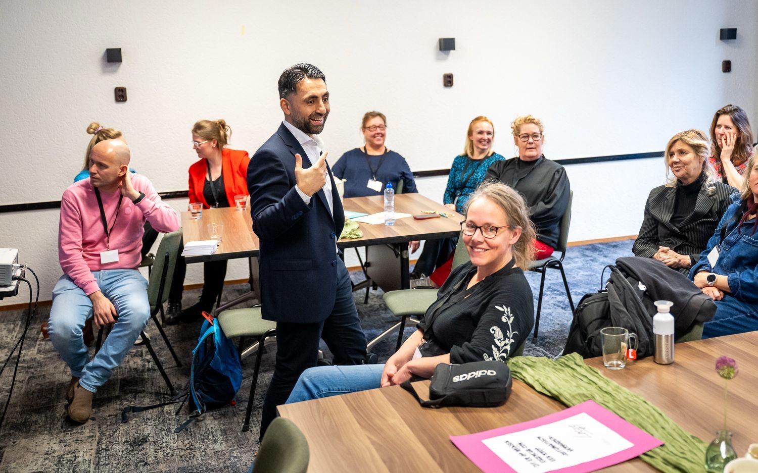 mr. B. Arabaci tijdens een lezing